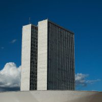 A cúpula menor, voltada para baixo, abriga o Plenário do Senado Federal. A cúpula maior, voltada para cima, abriga o Plenário da Câmara dos Deputados.