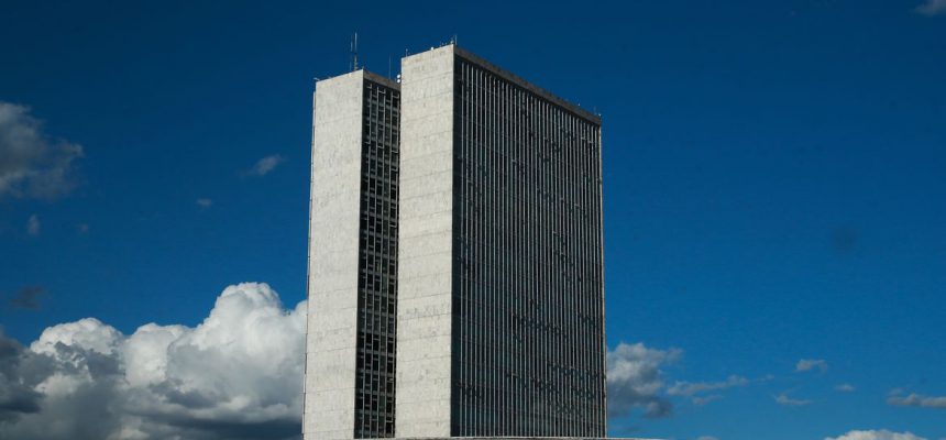 A cúpula menor, voltada para baixo, abriga o Plenário do Senado Federal. A cúpula maior, voltada para cima, abriga o Plenário da Câmara dos Deputados.