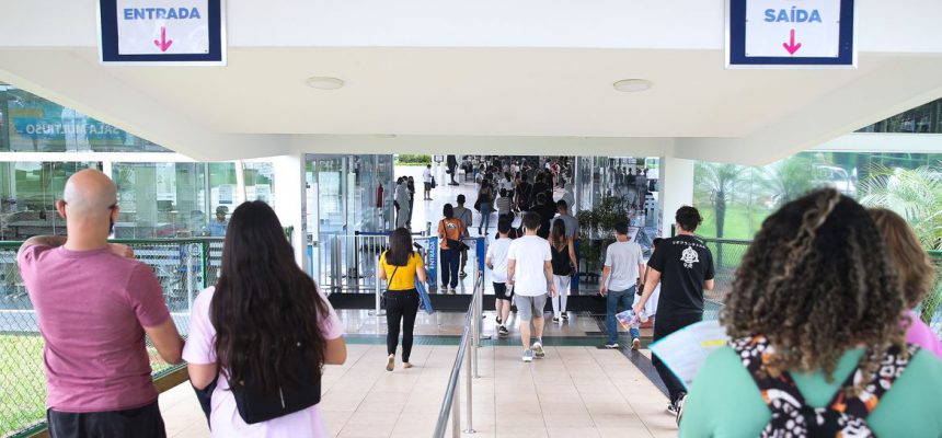 Participantes do Exame Nacional do Ensino Médio (Enem) 2021 fazem, neste domingo (28), segundo dia de avaliação, provas de matemática e de ciência da natureza.