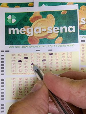 22/06/2023 - Brasília - Volantes da Mega Sena sendo preenchidos para apostas em casas lotéricas da Caixa. Foto: Rafa Neddermeyer/Agência Brasil