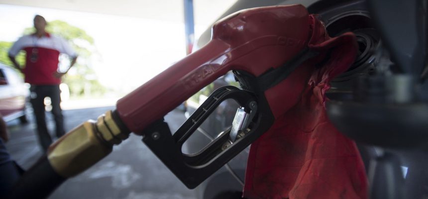 Entram hoje (7) em vigor os novos preços da gasolina e do óleo diesel. O reajuste da gasolina é de 3%. Já o aumento do diesel será de 6%. (Marcelo Camargo/Agência Brasil)